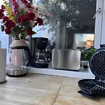 Апартаменты Stylish 2-bedrooms Apartment, Smart Tv, Netflix, Parking - *